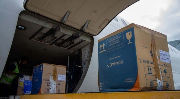 O voo trazendo 34 volumes da carga de vacinas aterrissou no Aeroporto Internacional do Recife/Guararapes &ndash; Gilberto Freyre &agrave;s 10h