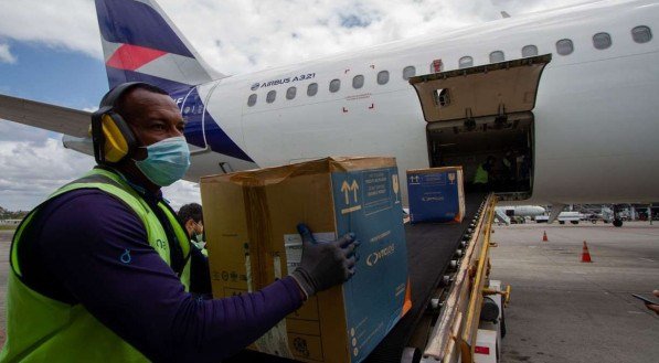 O voo trazendo 34 volumes da carga de vacinas aterrissou no Aeroporto Internacional do Recife/Guararapes &ndash; Gilberto Freyre &agrave;s 10h