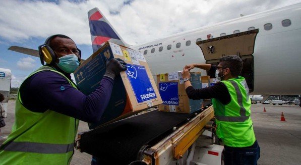 O voo trazendo 34 volumes da carga de vacinas aterrissou no Aeroporto Internacional do Recife/Guararapes &ndash; Gilberto Freyre &agrave;s 10h