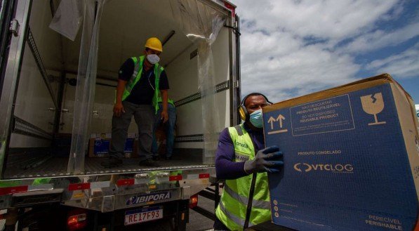 O voo trazendo 34 volumes da carga de vacinas aterrissou no Aeroporto Internacional do Recife/Guararapes &ndash; Gilberto Freyre &agrave;s 10h