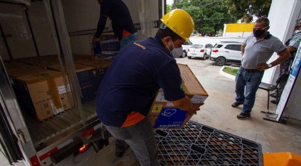 O voo trazendo 34 volumes da carga de vacinas aterrissou no Aeroporto Internacional do Recife/Guararapes &ndash; Gilberto Freyre &agrave;s 10h