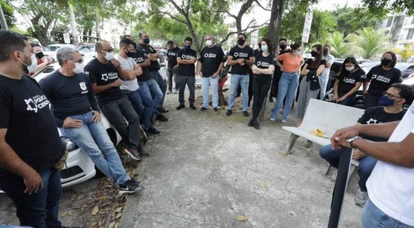 Policiais civis em frente ao Departamento de Homic&iacute;dios e Prote&ccedil;&atilde;o &agrave; Pessoa (DHPP), no bairro do Cordeiro, na Zona Oeste do Recife