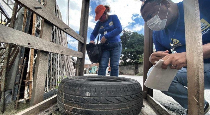 Pneus velhos abandonados est&atilde;o entre os principais criadouros do mosquito Aedes aegypti