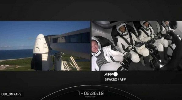 Os quatro americanos a bordo viajar&atilde;o para mais longe que a Esta&ccedil;&atilde;o Espacial Internacional (ISS), a uma &oacute;rbita a 575 km da Terra