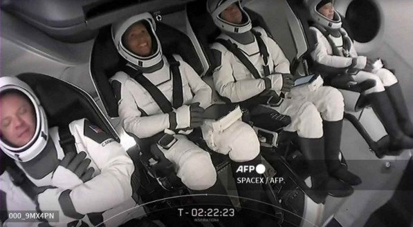 Os quatro americanos a bordo viajar&atilde;o para mais longe que a Esta&ccedil;&atilde;o Espacial Internacional (ISS), a uma &oacute;rbita a 575 km da Terra