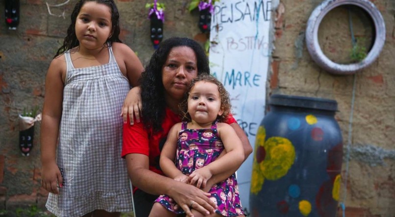 DRAMA Tatiane Santos, moradora do bairro de Passarinho, nunca conseguiu colocar as duas filhas de 8 e 2 anos em creche. Por causa disso, leva a mais nova ao trabalho todo dia