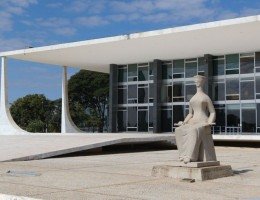 Deputados bolsonaristas desmontam acampamento na Praça dos três Poderes após ordem de Moraes