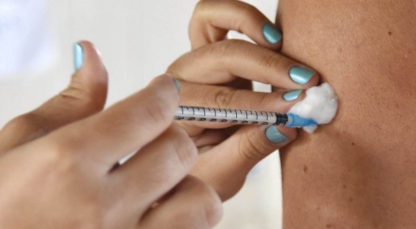 No Brasil, os adolescentes est&atilde;o sendo vacinados com a vacina da Pfizer