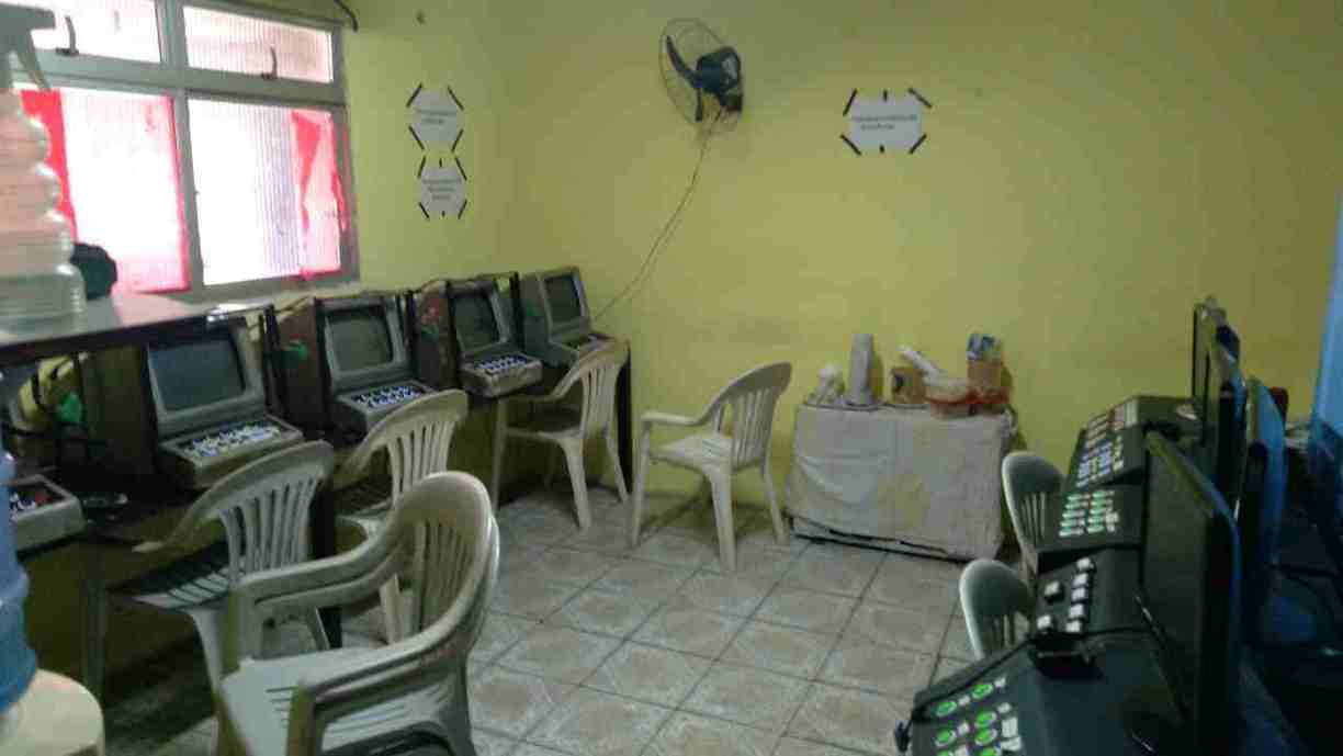 Uma casa utilizada para a pr&aacute;tica de jogos de azar foi fechada, na Cidade de Tabajara, em Olinda, nessa quinta-feira (16). 