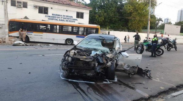 Ônibus colide com carro, destrói parte de muro de hospital e deixa feridos no Recife