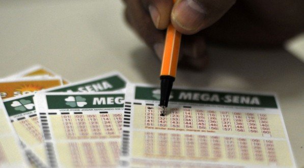 MEGA-SENA ACUMULADA: Com R$ 200 milhões na conta, é melhor chamar "os universitários" para cuidar do dinheiro