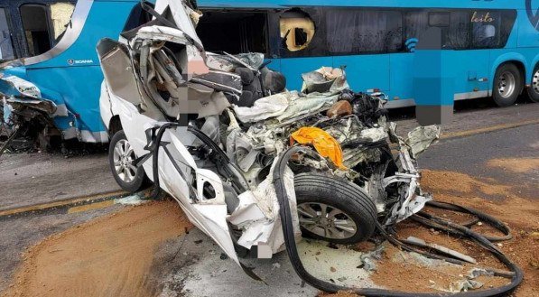 Colisão entre carro e ônibus mata duas pessoas na BR-232, em Sanharó