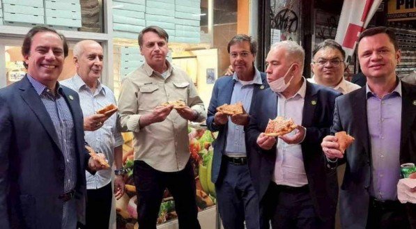 Sem poder entrar em restaurantes de Nova York, Bolsonaro come pizza na rua para evitar exigência de vacina
