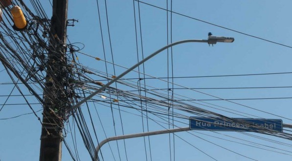 Fia&ccedil;&atilde;o. Fios de eletricidade e telefonia no poste da Rua da Saudade, bairro da Boa Vista, Recife.