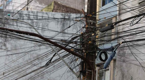 Fia&ccedil;&atilde;o. Fios de eletricidade e telefonia no poste da Rua 1 de mar&ccedil;o, bairro de Santo Ant&ocirc;nio, Recife.
