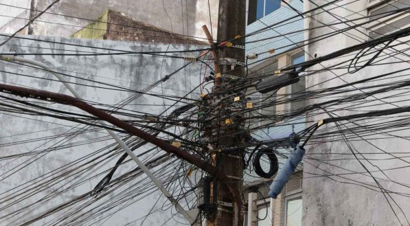 Fia&ccedil;&atilde;o. Fios de eletricidade e telefonia no poste da Rua da Praia, bairro de S&atilde;o Jos&eacute;, Recife.