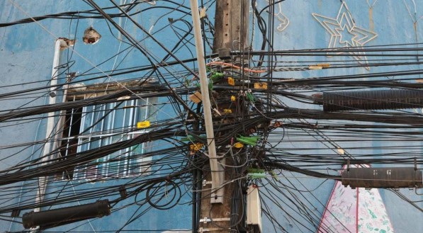 ASSUSTADOR Fios de eletricidade e telefonia no poste da Rua das calçadas, em São José, área central da capital