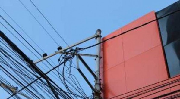 Fia&ccedil;&atilde;o. Fios de eletricidade e telefonia no poste da Rua da Concordia, bairro de Santo Antonio, Recife.