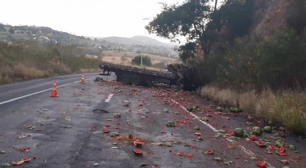 O acidente aconteceu no km 63 da BR-232, em Pombos, na descida da Serra das Russas, sentido Recife