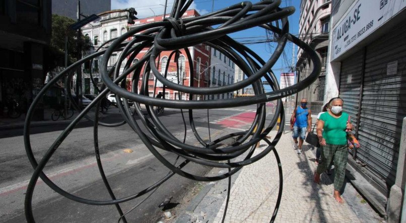 Fios de eletricidade e telefonia no poste da Rua 1 de mar&ccedil;o, bairro de Santo Ant&ocirc;nio, Recife.