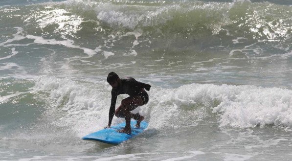 Josimar Louren&ccedil;o surfando na praia do Paiva