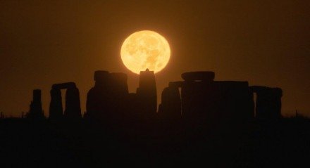 Lua da Colheita em Stonehenge