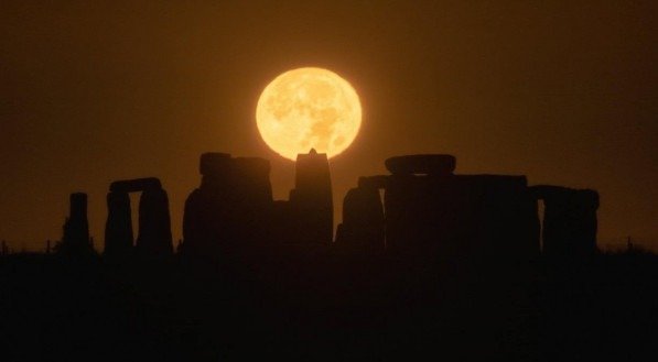 Lua da Colheita em Stonehenge