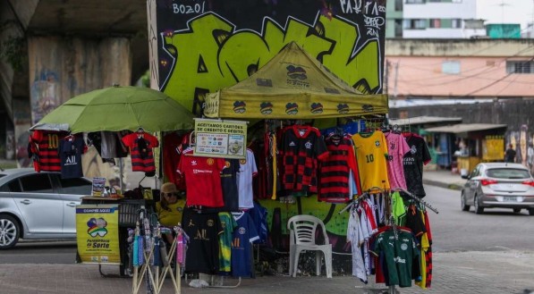 Comércio na Avenida Caxangá, na Zona Oeste do Recife