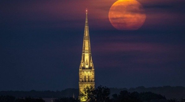 Lua da Colheita na Catedral de Salisbury