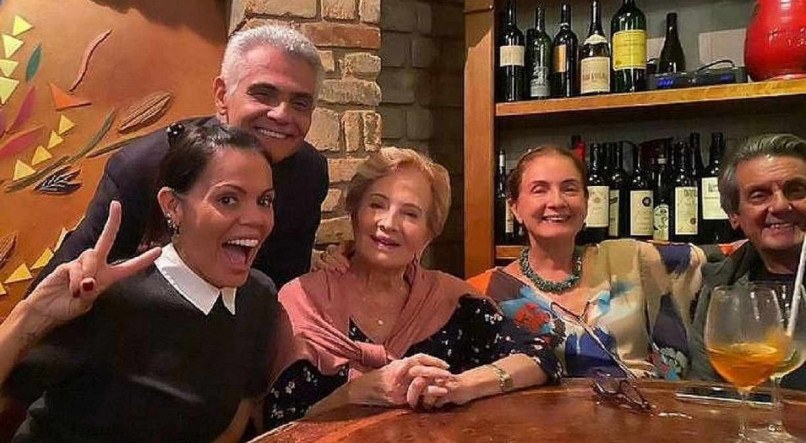 Nora publica foto de jantar com Gl&oacute;ria Menezes