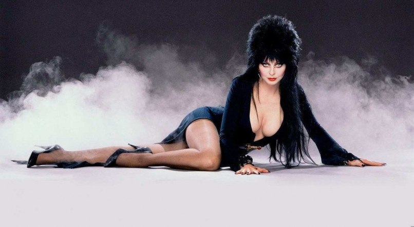 A atriz Cassandra Peterson se tornou sex-symbol ao interpretar Elvira nos cinemas, em 1988