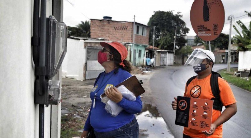 ALERTA Com aumento de doentes, equipes da prefeitura est&atilde;o visitando casas para identificar focos de arboviroses