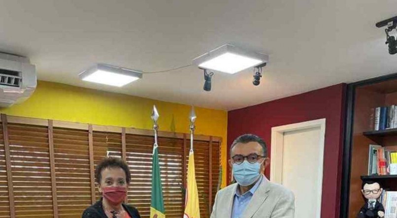 A deputada estadual Laura Gomes esteve reunida com o presidente nacional do PSB, Carlos Siqueira, para discutir o cen&aacute;rio eleitoral de 2022