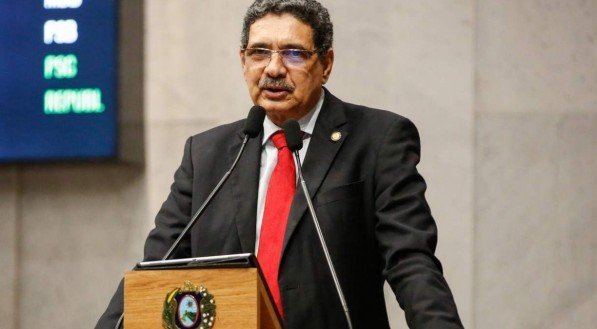 João Paulo deixa PCdoB e retorna ao PT, que também filia representante do MST