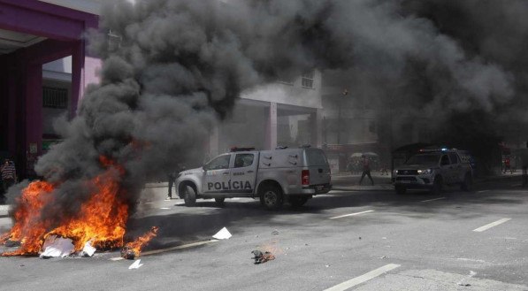 Manifestantes queimam pneus, bloqueiam tr&acirc;nsito e ocupam pr&eacute;dio dos Correios em protesto por moradia no Recife.