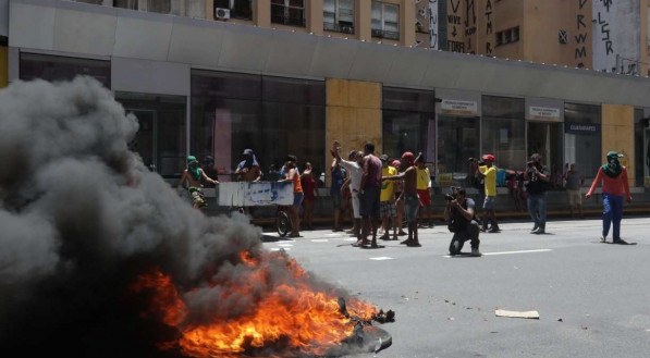 Manifestantes queimam pneus, bloqueiam tr&acirc;nsito e ocupam pr&eacute;dio dos Correios em protesto por moradia no Recife.