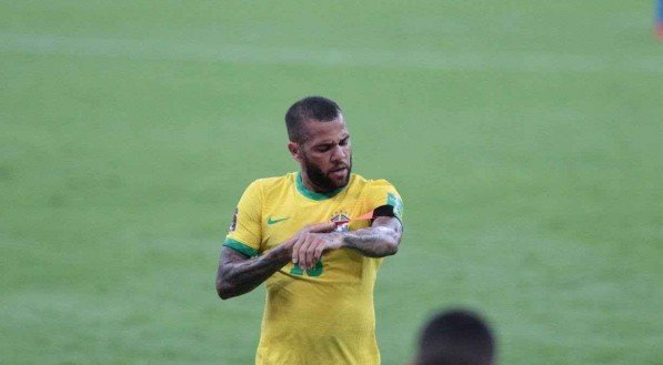 Daniel Alves &eacute; um dos o capit&atilde;es do Brasil 