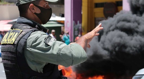 Manifestantes queimam pneus, bloqueiam tr&acirc;nsito e ocupam pr&eacute;dio dos Correios em protesto por moradia no Recife