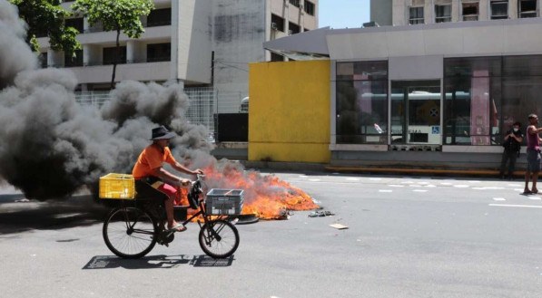 Manifestantes queimam pneus, bloqueiam tr&acirc;nsito e ocupam pr&eacute;dio dos Correios em protesto por moradia no Recife
