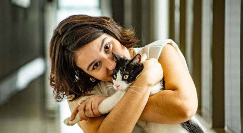 Jornalista Isabela Ver&iacute;ssimo e seu gato, Jon