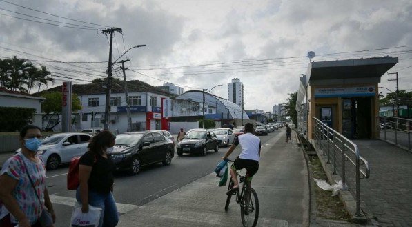 Ciclistas se arriscam na faixa exclusiva para os ônibus por causa da falta da ciclovia.