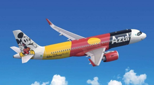 O AirBus A320neo &eacute; o primeiro de de quatro avi&otilde;es da companhia Azul Linhas A&eacute;reas com as cores da Disney