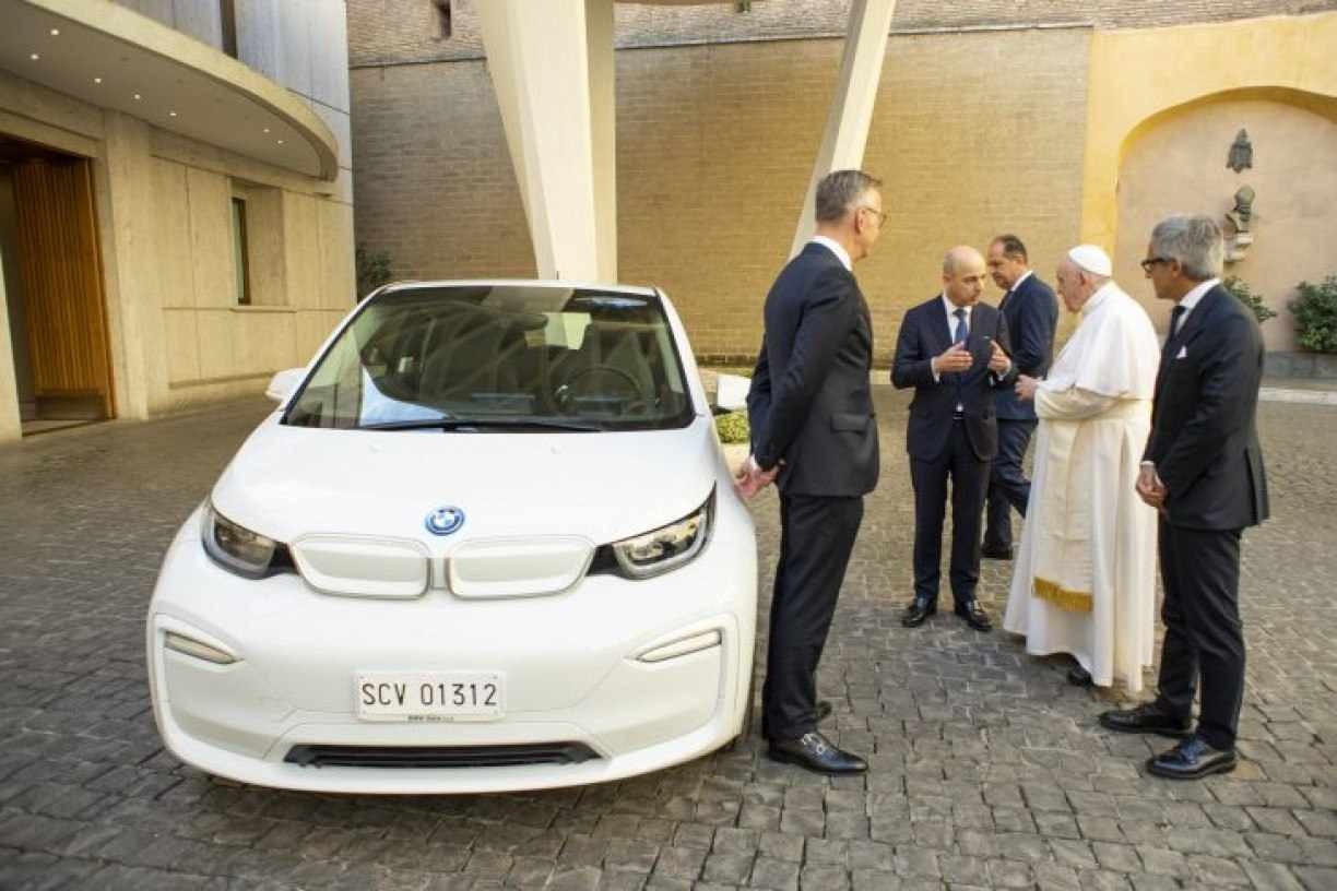Papa Francisco ganha carro da BMW que custa R$ 300 mil no Brasil
