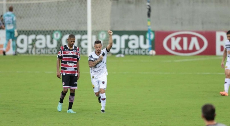 Cleyton do Botafogo-PB, fez o primeiro gol contra o Santa Cruz(PE) no jogo que terminou empatado por 1x1 na Arena de Pernambuco
