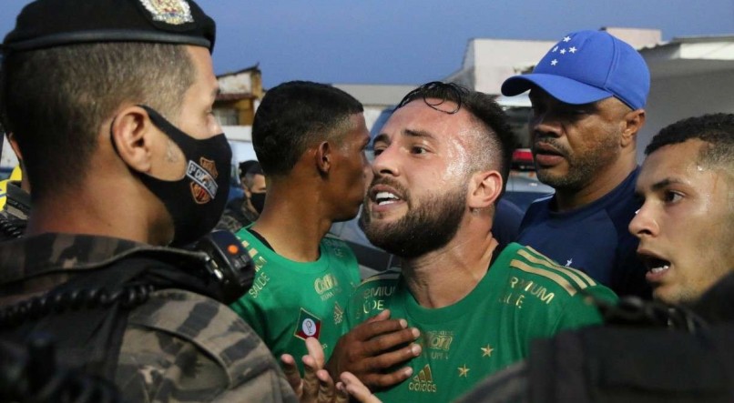 Giovanni jogador do Cruzeiro discute com policial ap&oacute;s partida no est&aacute;dio Independ&ecirc;ncia pelo campeonato Brasileiro B 2021.