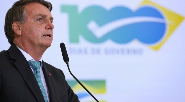 Bolsonaro quer que Aneel n&atilde;o cobre bandeira vermelha nas contas de energia el&eacute;trica at&eacute; dezembro. 