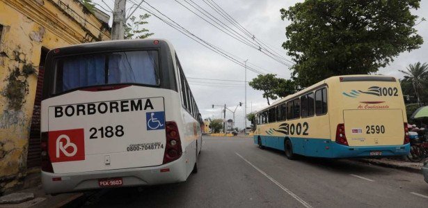 Paralisação de motoristas pedindo por reajuste salarial causou transtornos para passageiros de linhas intermunicipais na manhã desta segunda-feira (27).