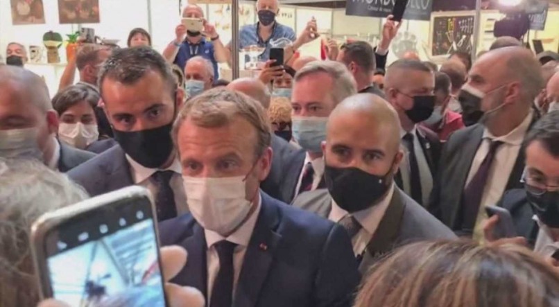 Macron foi atacado com um ovo por cr&iacute;ticos ao seu governo