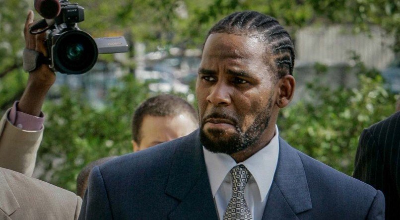 O cantor R. Kelly, de 54 anos, &eacute; considerado culpado de ser o l&iacute;der de um esquema ilegal que recrutava mulheres e menores de idade para atividades sexuais