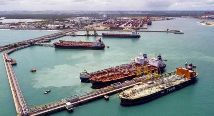 A reforma do Píer de Granéis Líquidos (PGL2) vai possibilitar Suape receber navios de até 120 mil Toneladas de Porte Bruto (TPB)